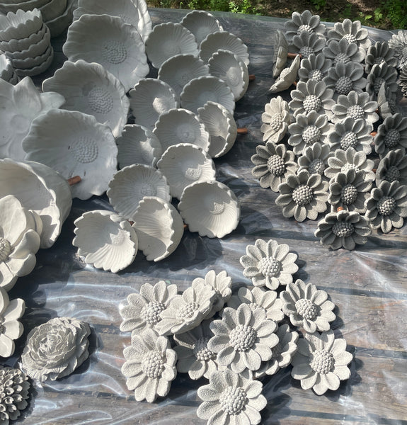 Mini-Workshop på marknad - måla betongblommor