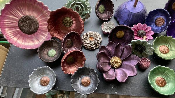 Mini-Workshop på marknad - måla betongblommor